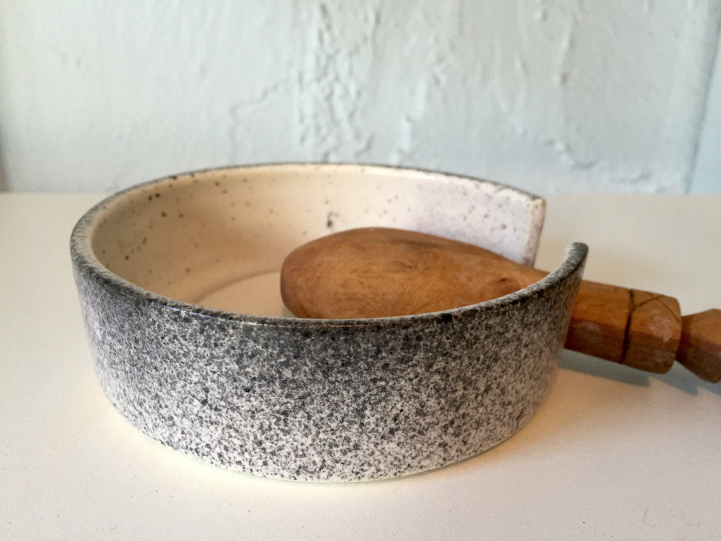 ceramic spoonrest - white with black spray - kitchnware