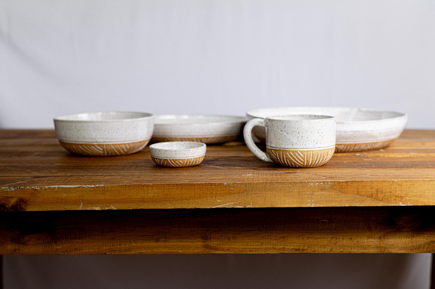 Hand-Carved Wide Stoneware Bowl: Modern Ceramic Kitchenware