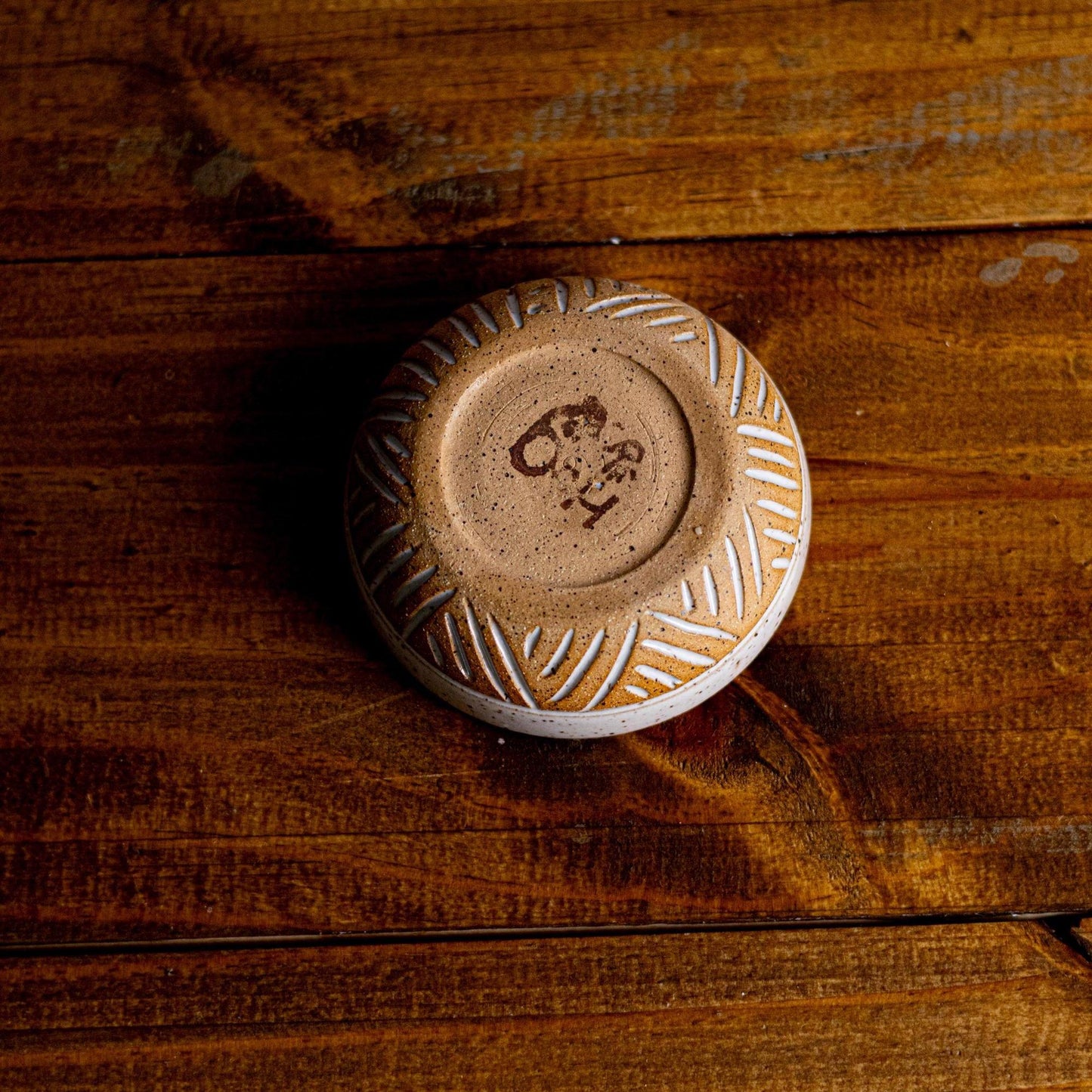 Hand-Carved Wide Stoneware Bowl: Modern Ceramic Kitchenware