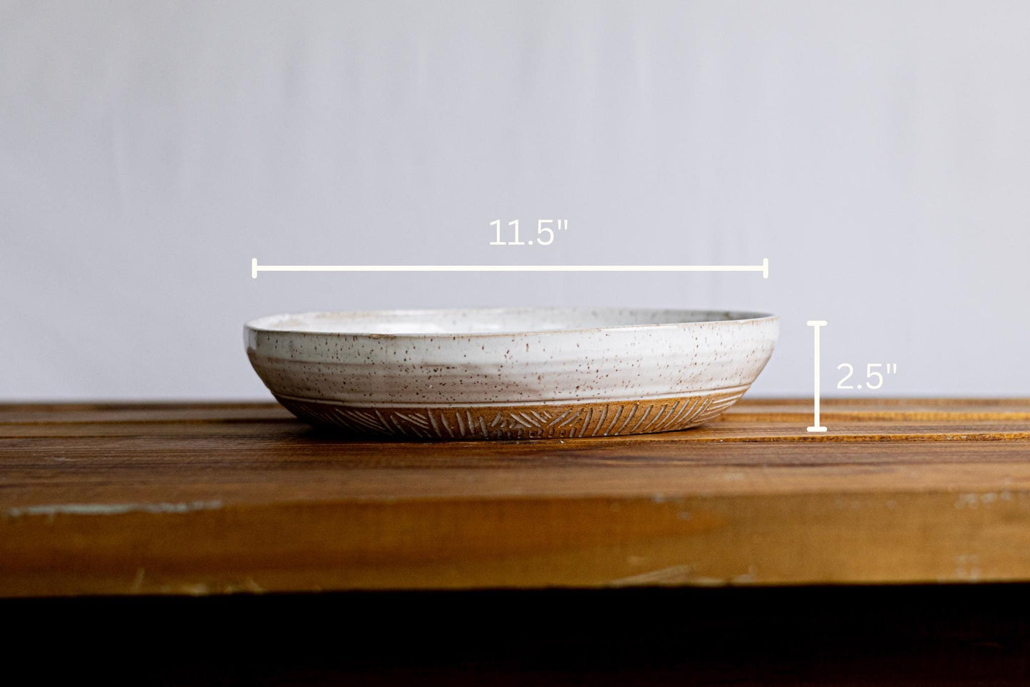 Hand-Carved Stoneware Serving Plate: Modern Ceramic Kitchenware