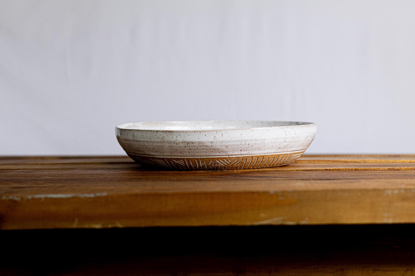 Hand-Carved Stoneware Serving Plate: Modern Ceramic Kitchenware