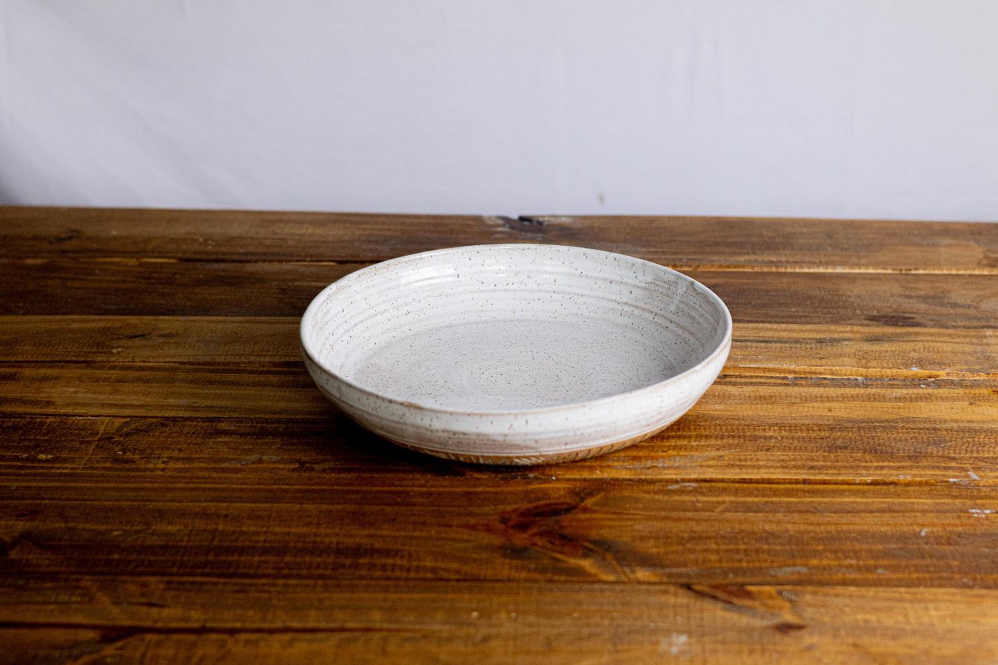 Hand-Carved Stoneware Serving Plate: Modern Ceramic Kitchenware