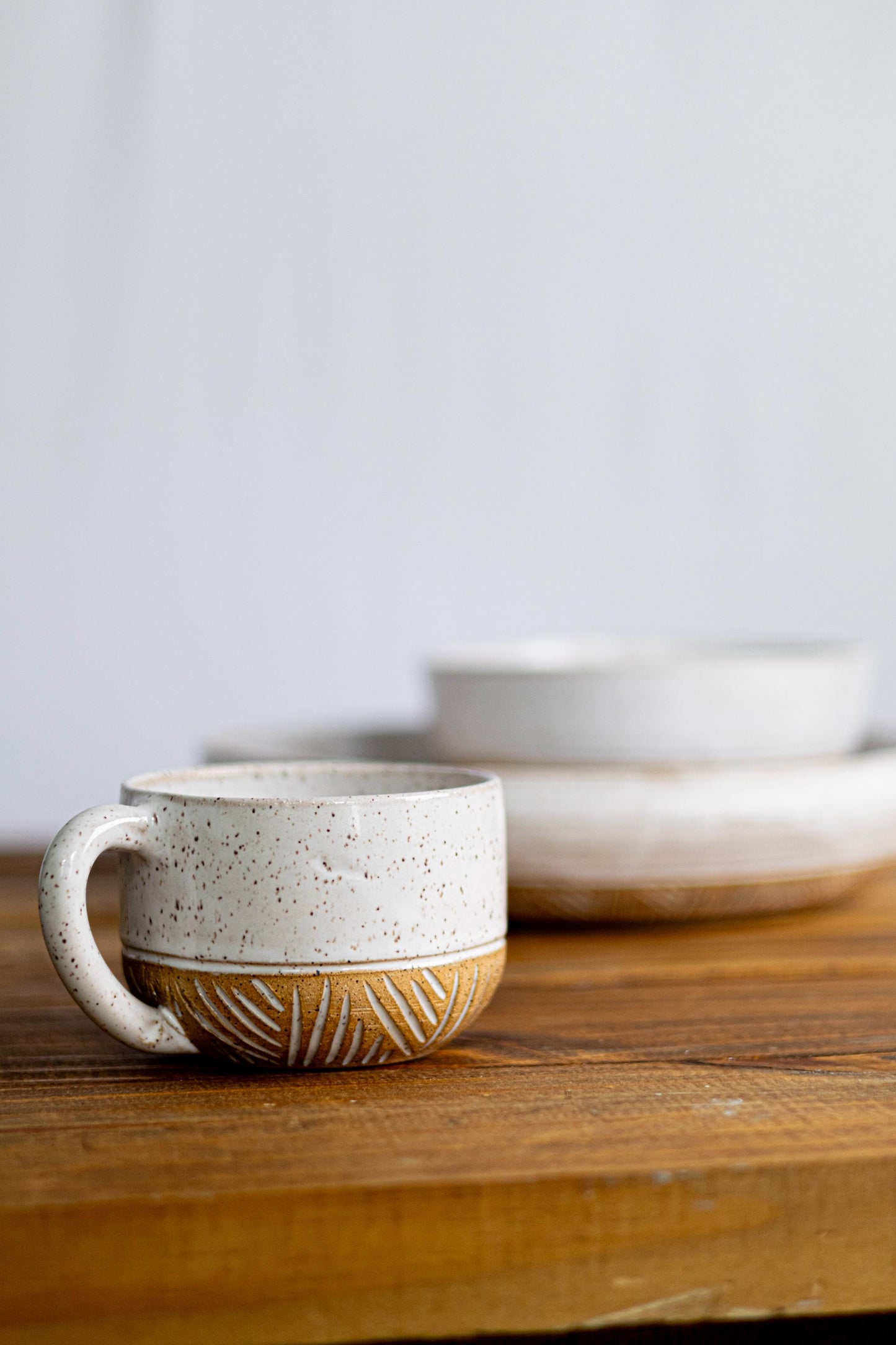 Hand-Carved Wide Stoneware Bowl: Modern Ceramic Kitchenware