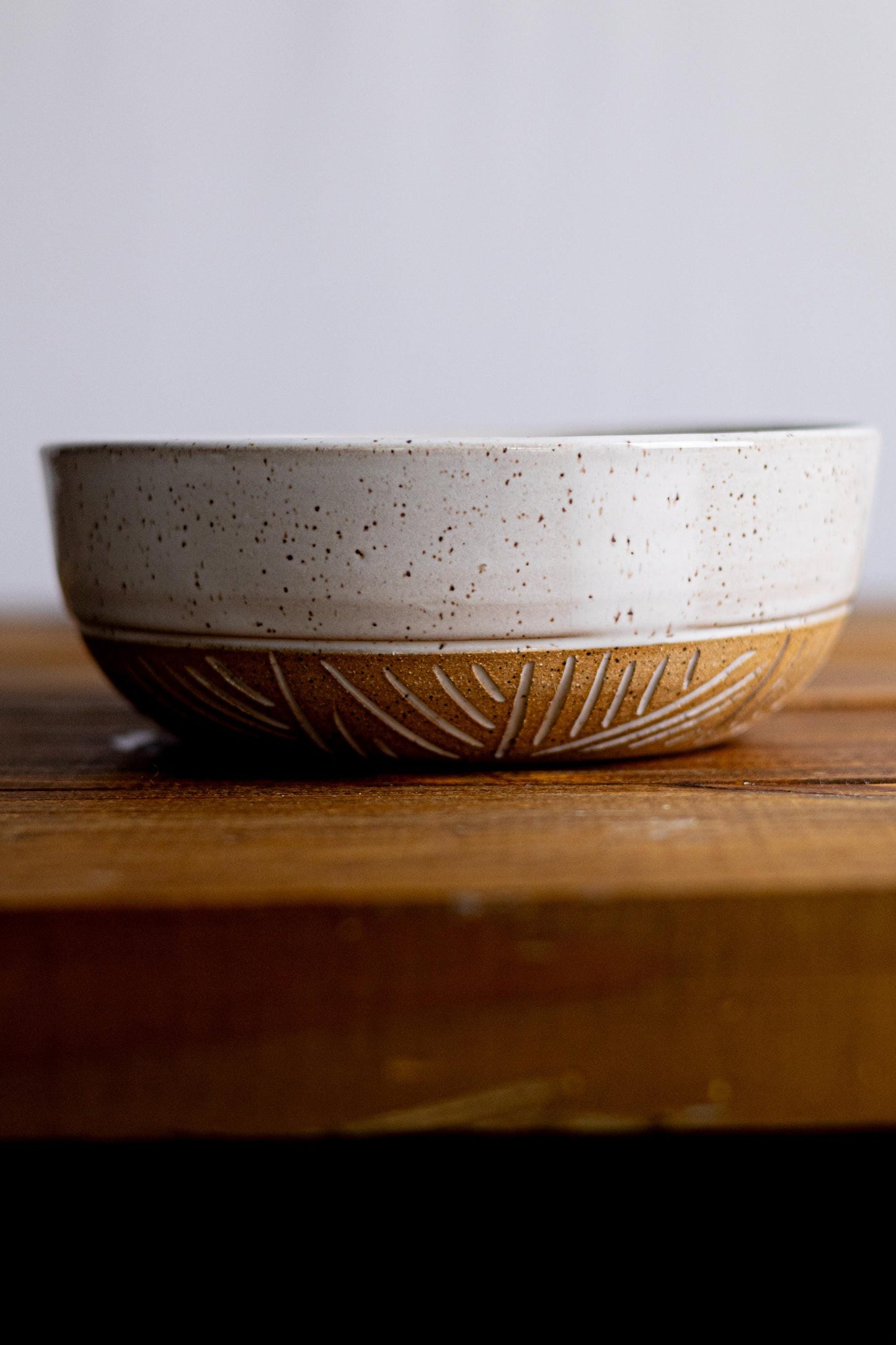 Hand-Carved Wide Stoneware Bowl: Modern Ceramic Kitchenware