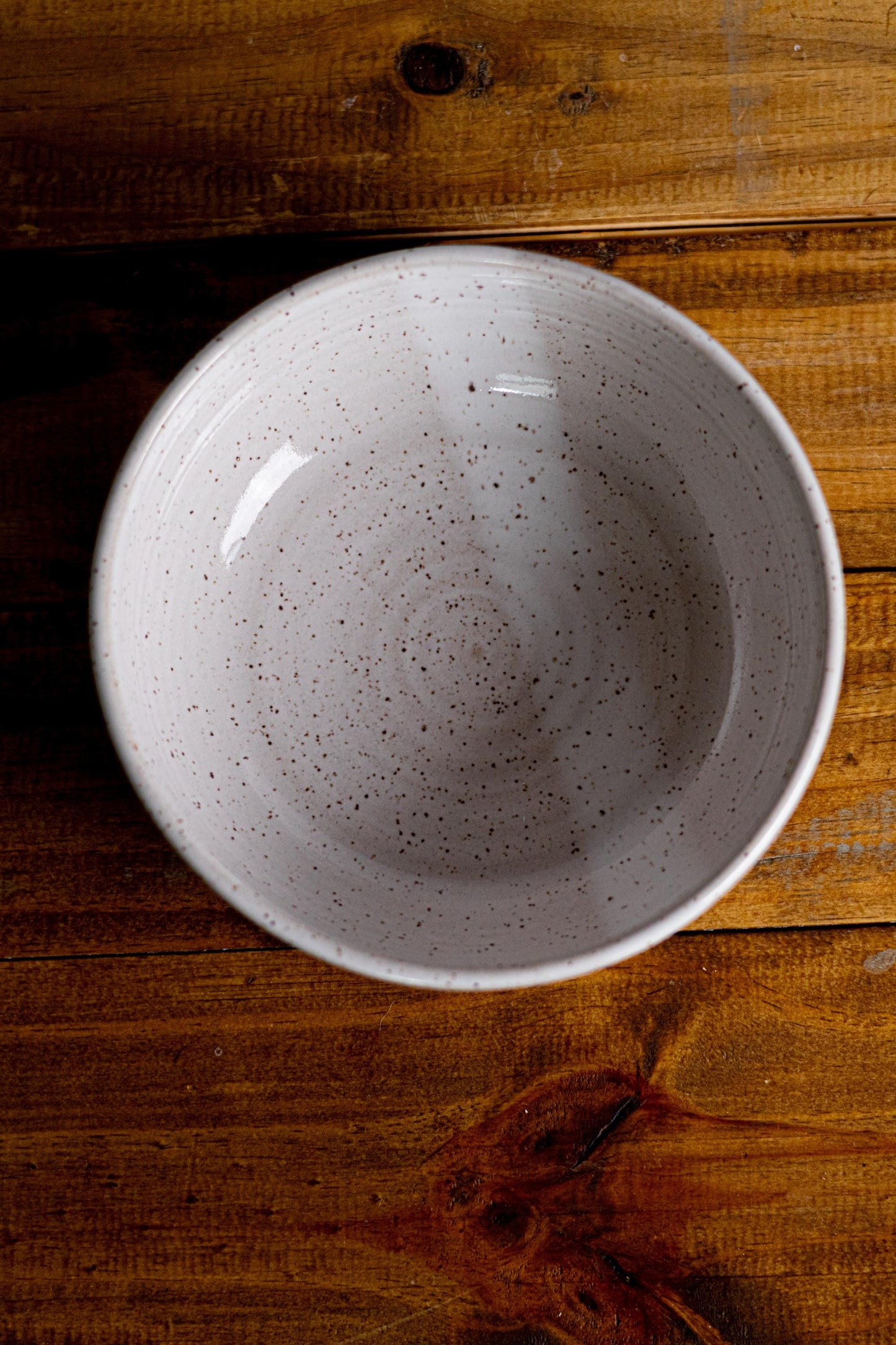 Hand-Carved Wide Stoneware Bowl: Modern Ceramic Kitchenware