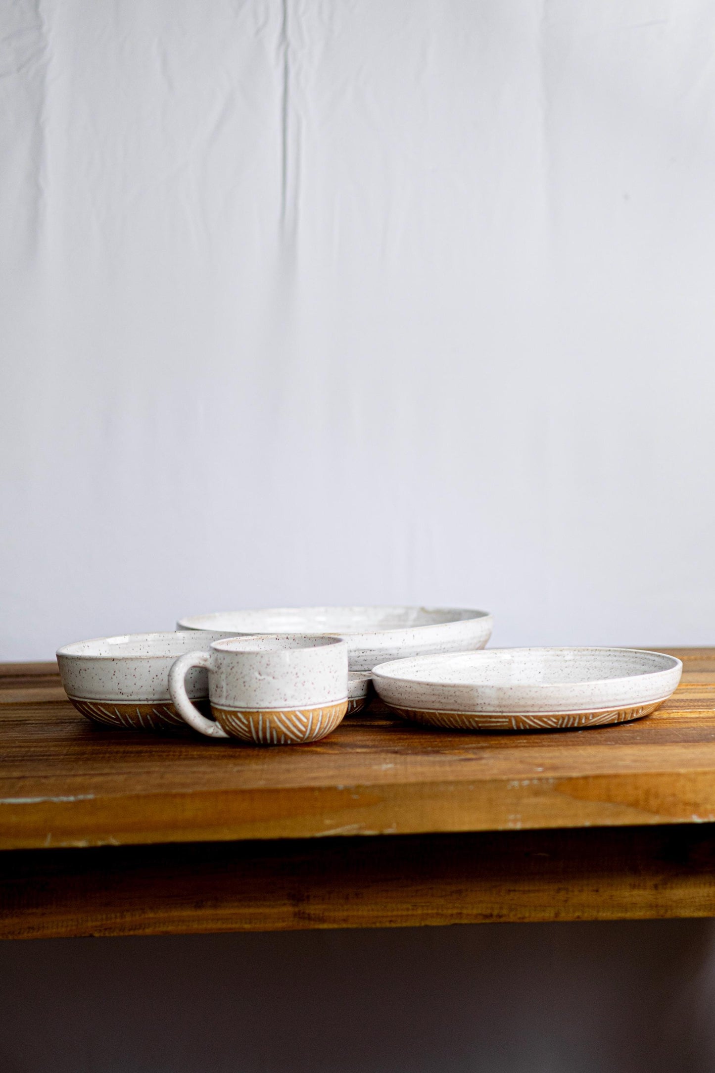 Hand-Carved Stoneware Serving Plate: Modern Ceramic Kitchenware