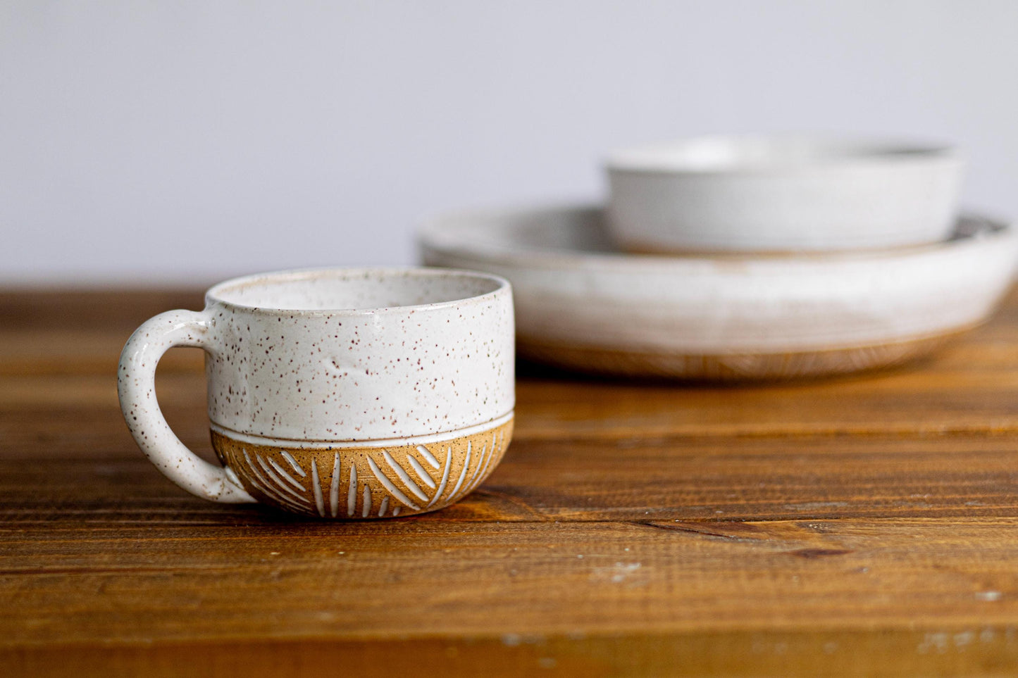 Hand-Carved Stoneware Serving Plate: Modern Ceramic Kitchenware