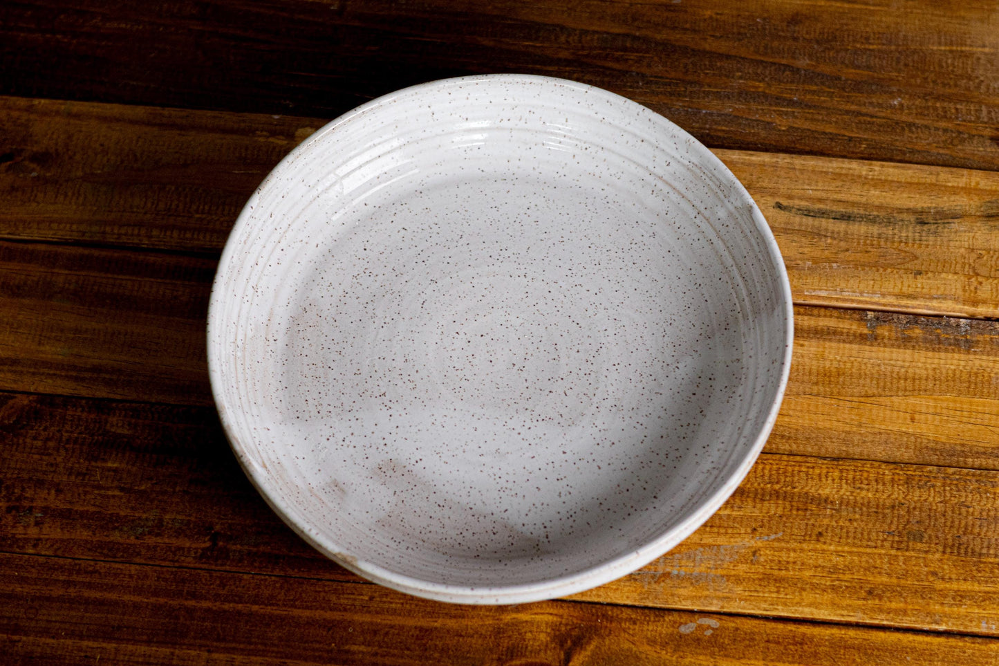 Hand-Carved Stoneware Serving Plate: Modern Ceramic Kitchenware