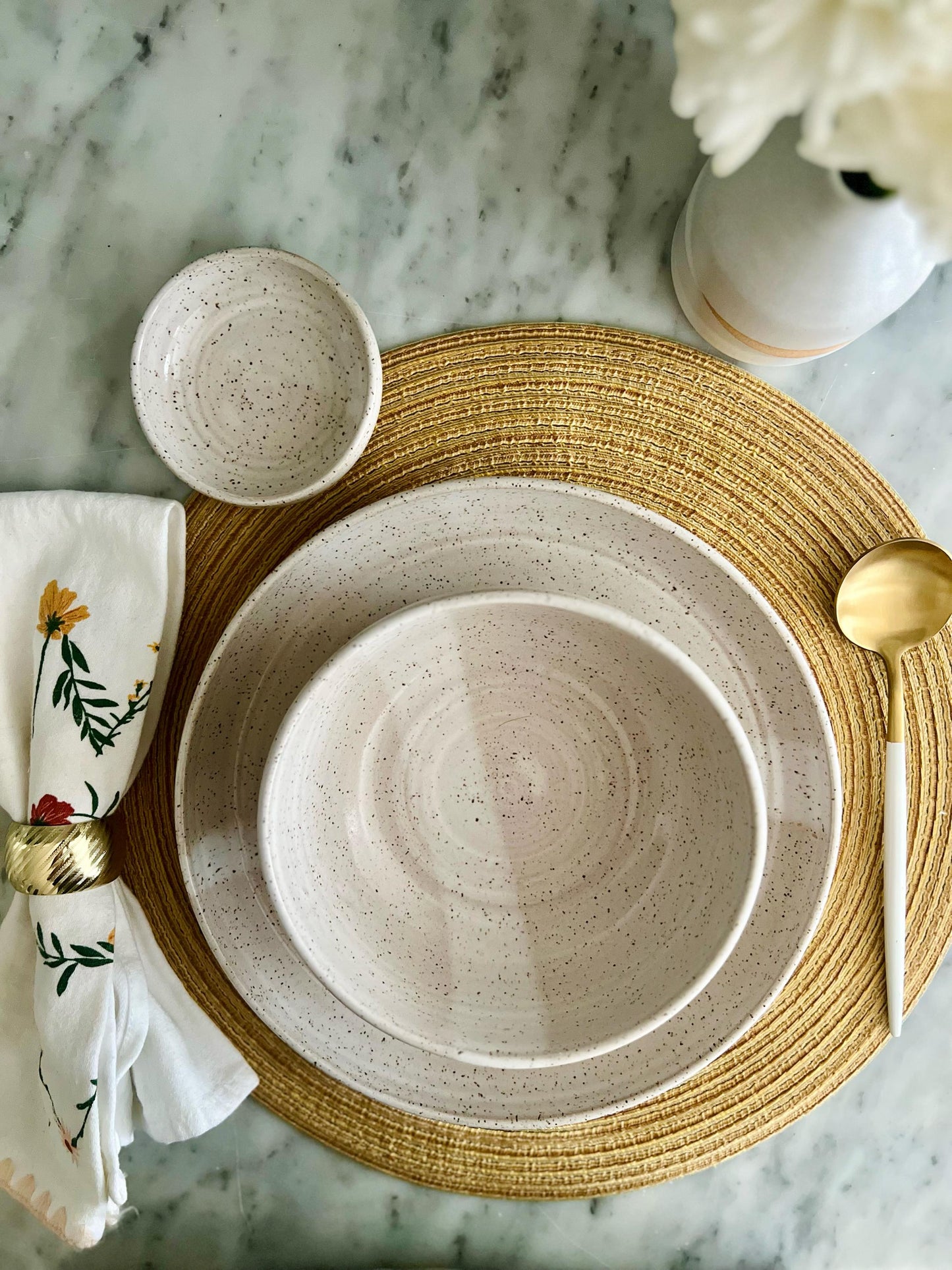 Hand-Carved Wide Stoneware Bowl: Modern Ceramic Kitchenware