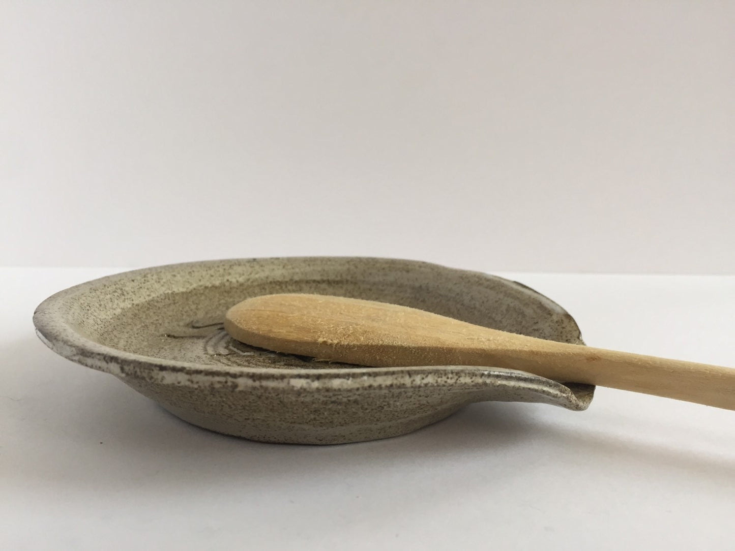 Ceramic spoon rest with Mom inspired theme handemade  in speckled white