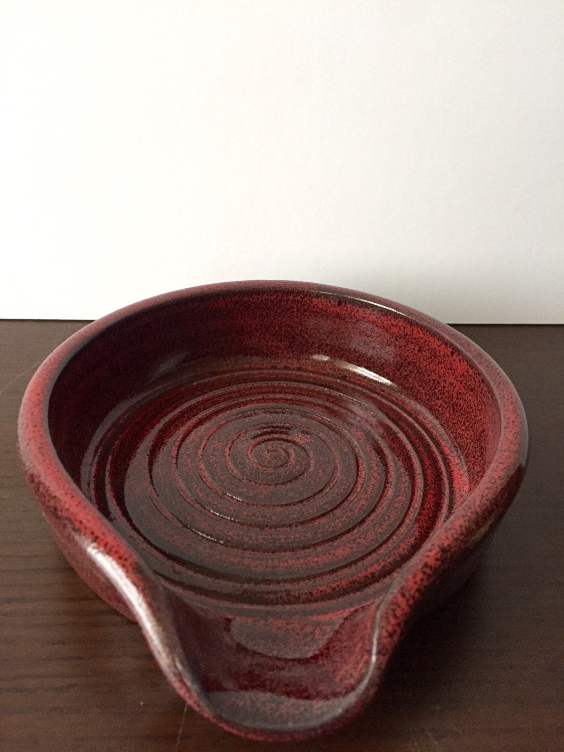 Ceramic spoon rest for kitchen in red.