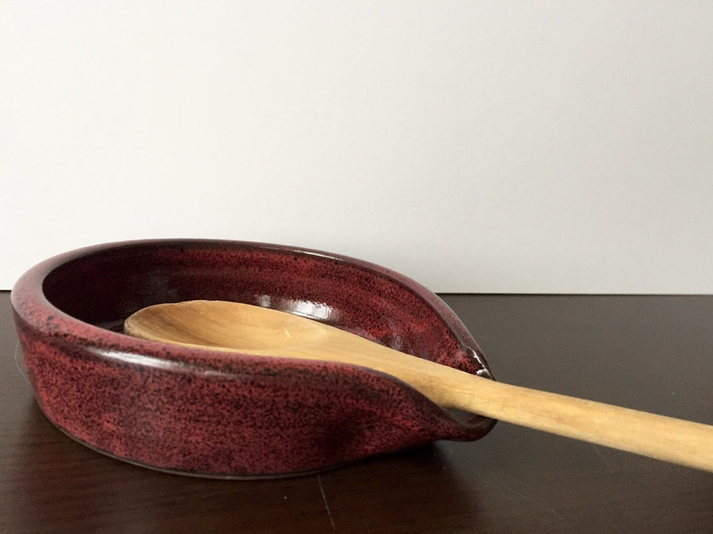 Ceramic spoon rest for kitchen in red.