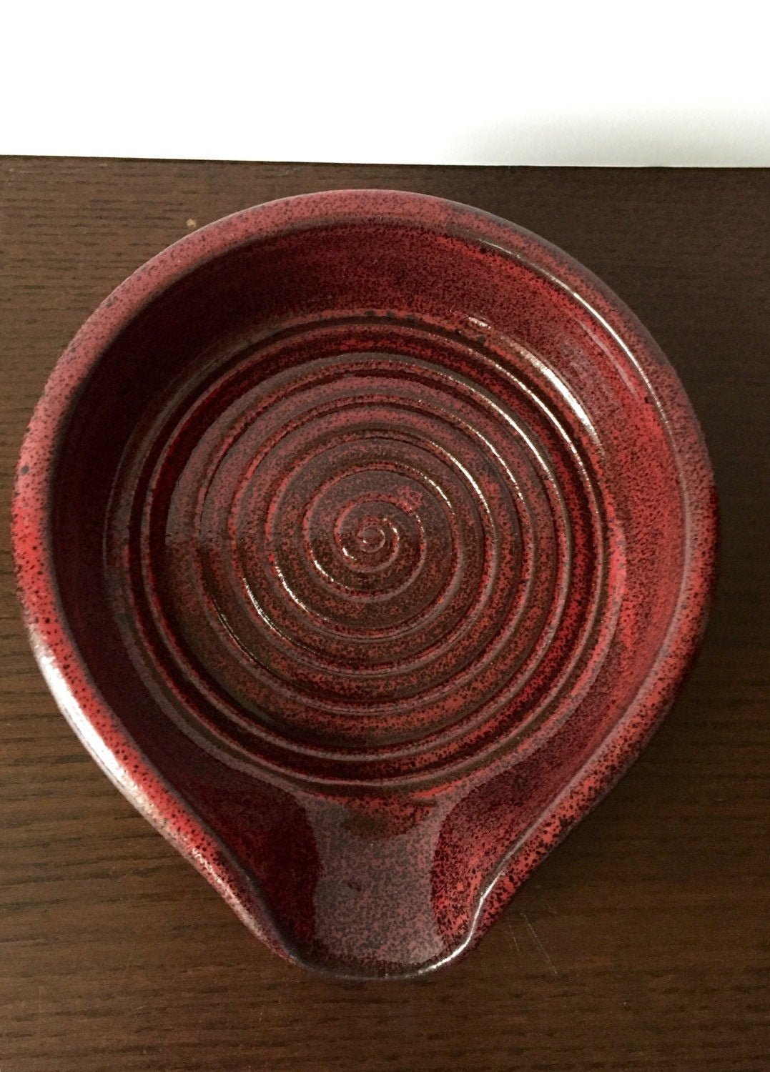 Ceramic spoon rest for kitchen in red.